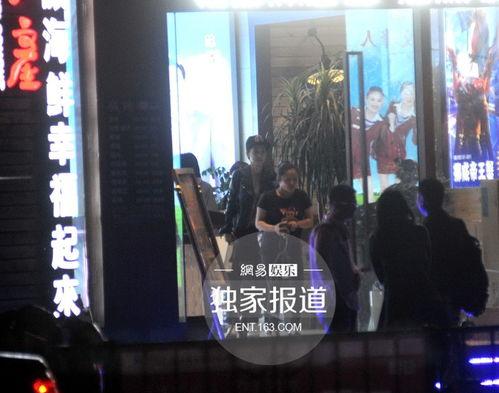 明星吃瓜小孩约会视频,萌娃与偶像甜蜜互动，甜蜜瞬间引网友热议