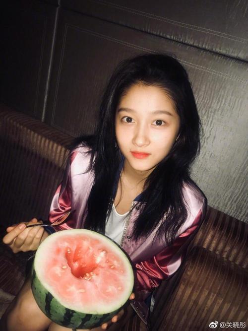 李现吃瓜关晓彤视频在线,甜蜜互动引网友热议