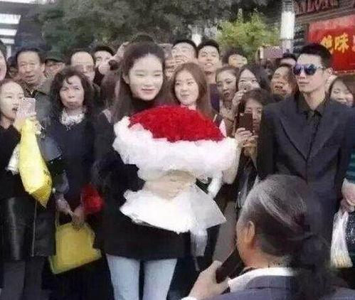 吃瓜张大爷求婚视频播放,瓜田里的爱情故事