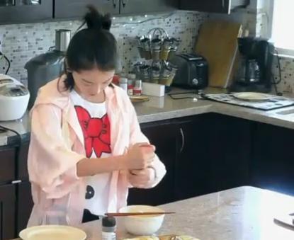 吃瓜少女和煮饭阿姨视频,揭秘日常生活中的温馨互动