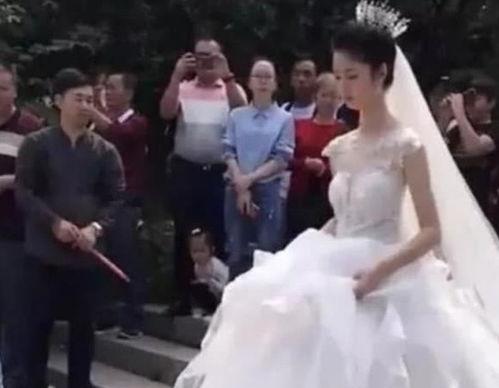 新娘全程吃瓜视频播放,揭秘新娘婚礼现场幕后趣事